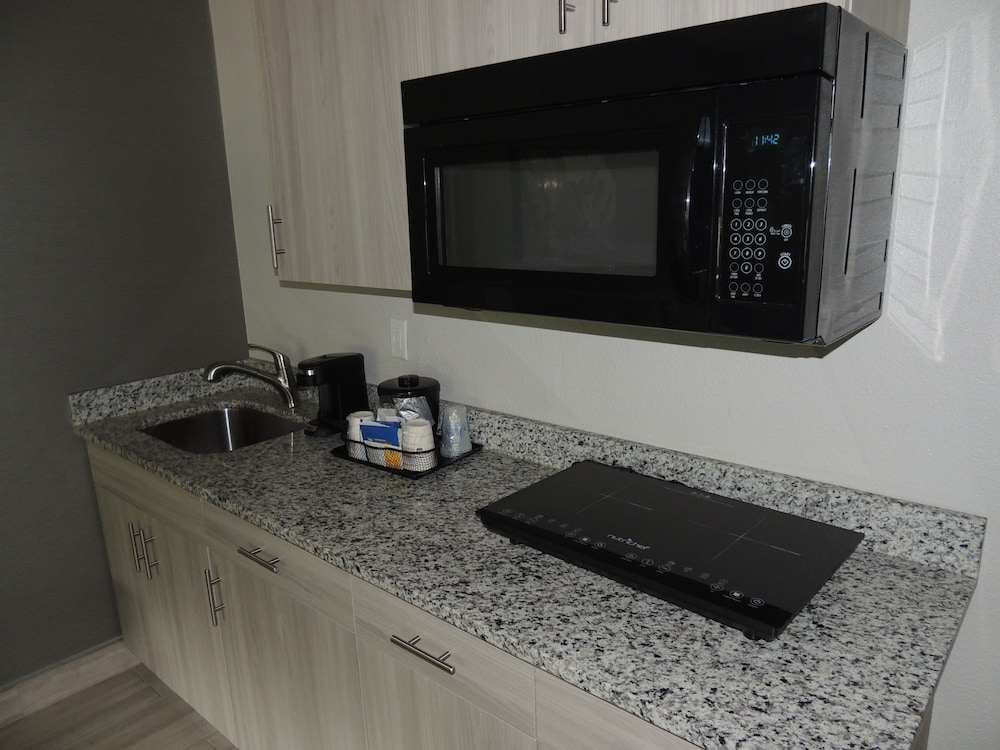 Best Western Plus Clarks Summit Scranton 19/37