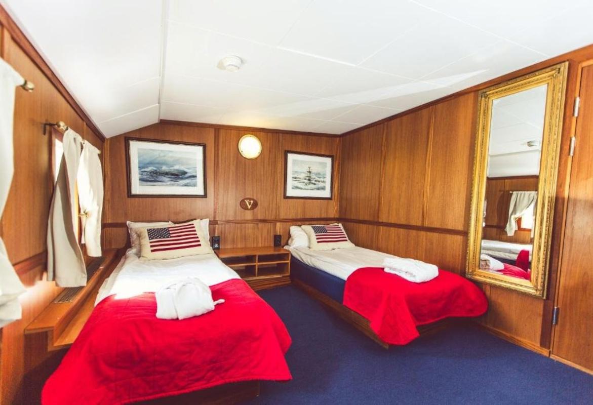 Room, Twin Beds, Shared Bathroom