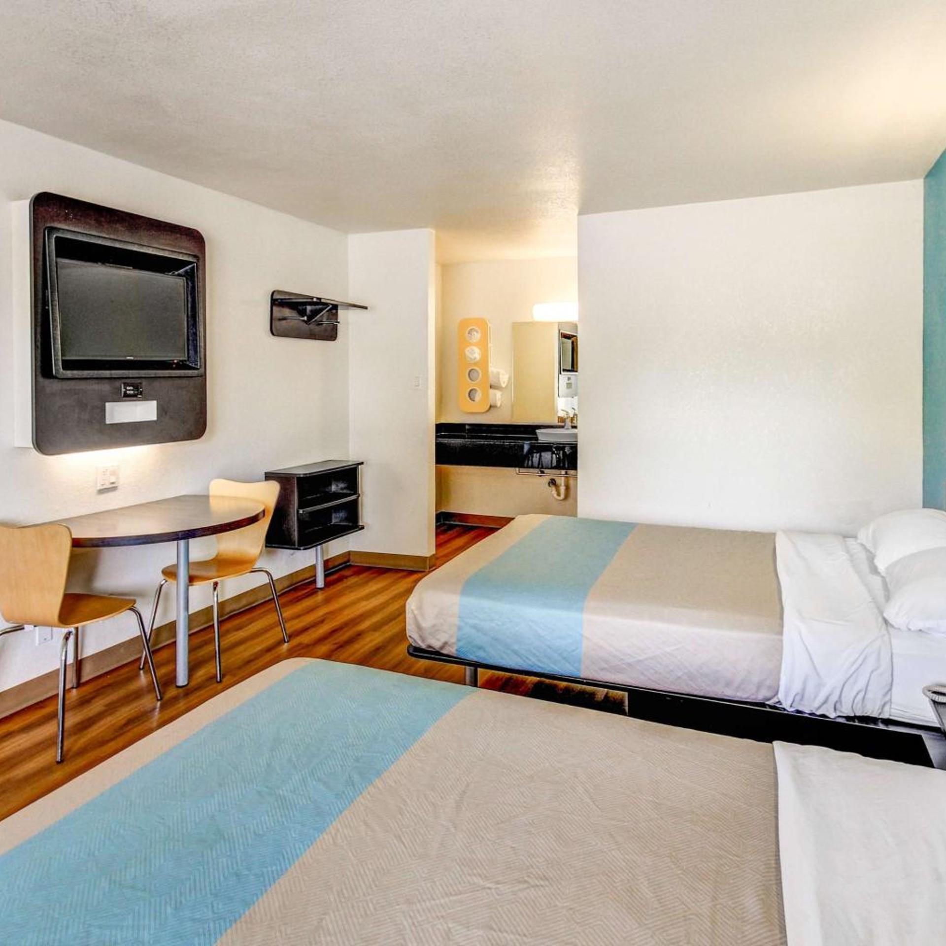 غرفة بسريرين كوين للمدخنين، Motel6 Waco, TX - Lacy Lakeview 2/6