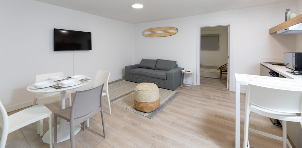 Beach House by Eazy 33/42