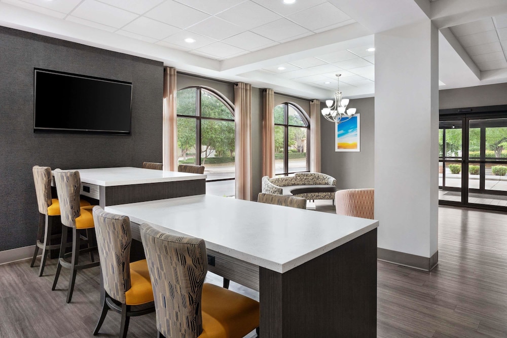 Days Inn & Suites by Wyndham Murfreesboro 13/19