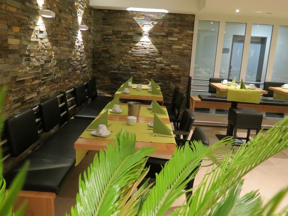 Comfor Hotel 63/72