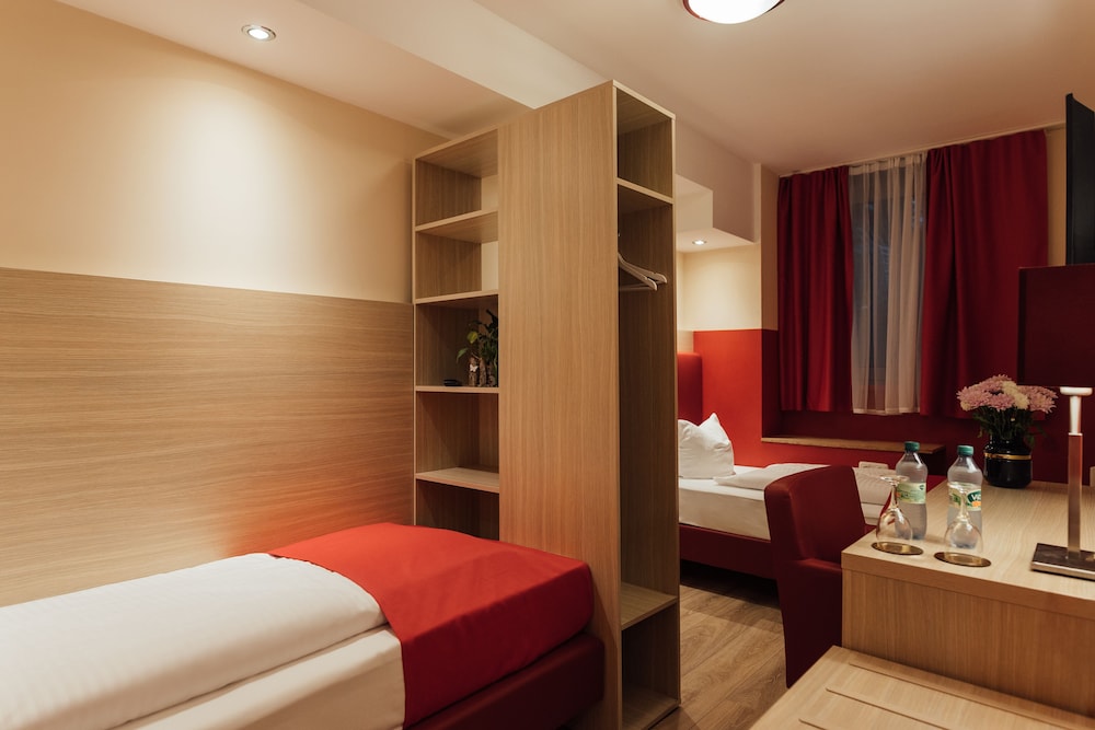 Hotel Hamburger Perle by UniqStay 9/20