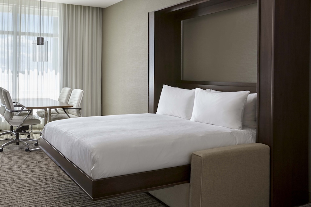 CALGARY AIRPORT MARRIOTT IN-TERMINAL HOTEL 9/33