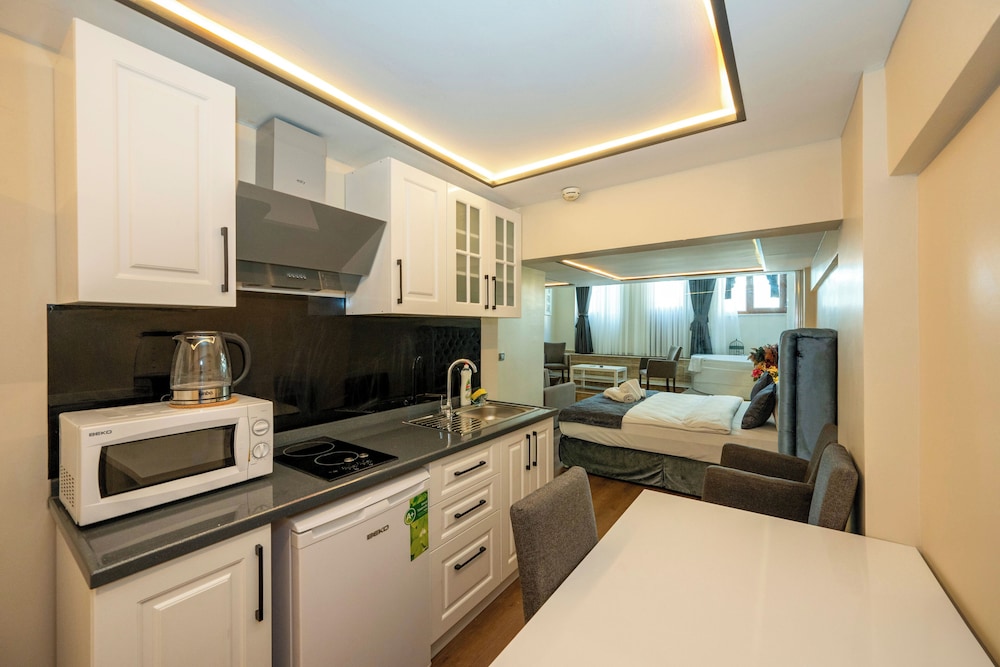 Aiza Suites 47/53