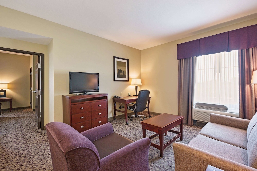 La Quinta Inn & Suites by Wyndham Fort Worth NE Mall 34/52