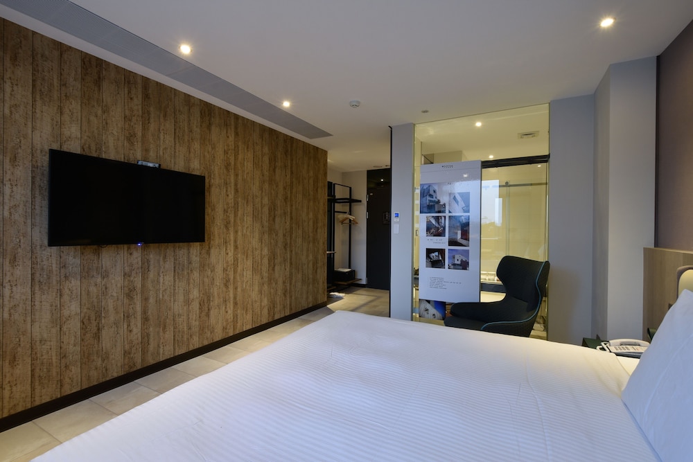 3 Door Hotel 30/76