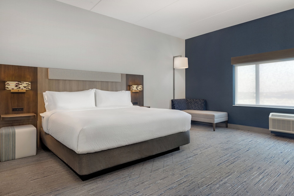 Standard, King Bed, Extra Floor Space, Accessible