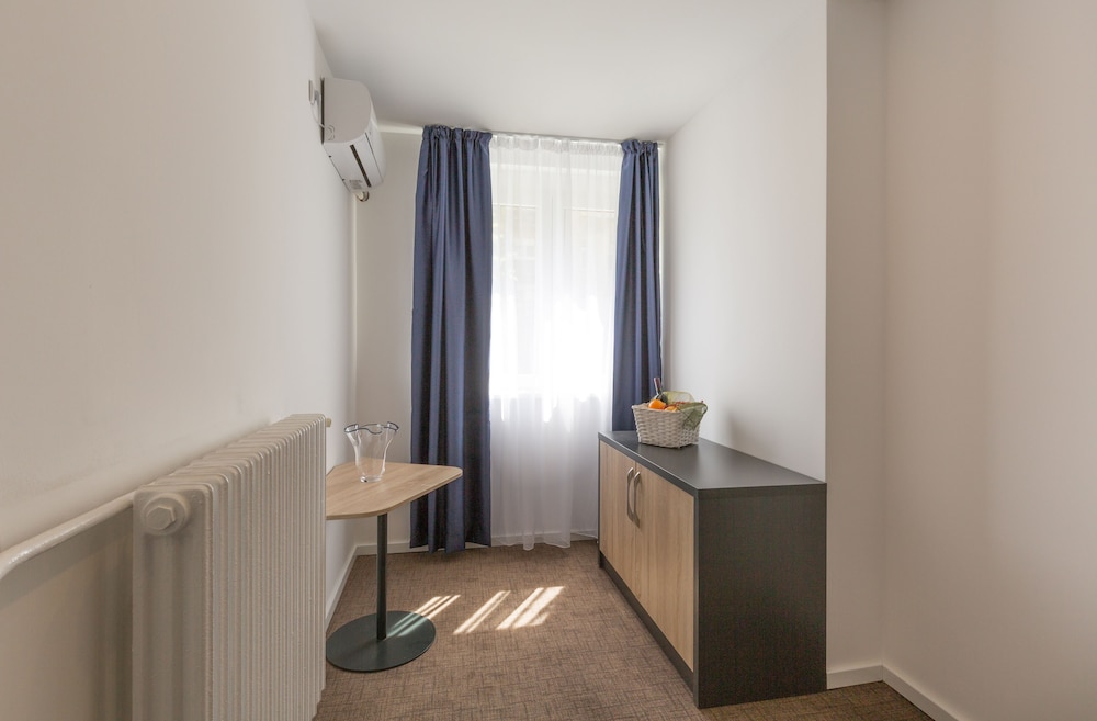Premium Crown Suites 24/47