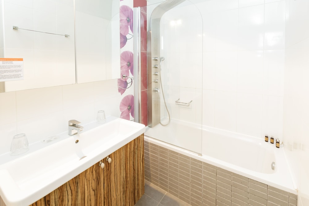 Sovereign Beach Hotel 50/50