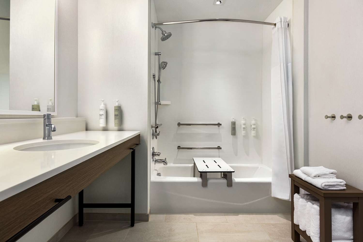 استوديو بسرير كينج بحوض استحمام لذوي الإعاقة، Hampton Inn Stockton, CA 2/2