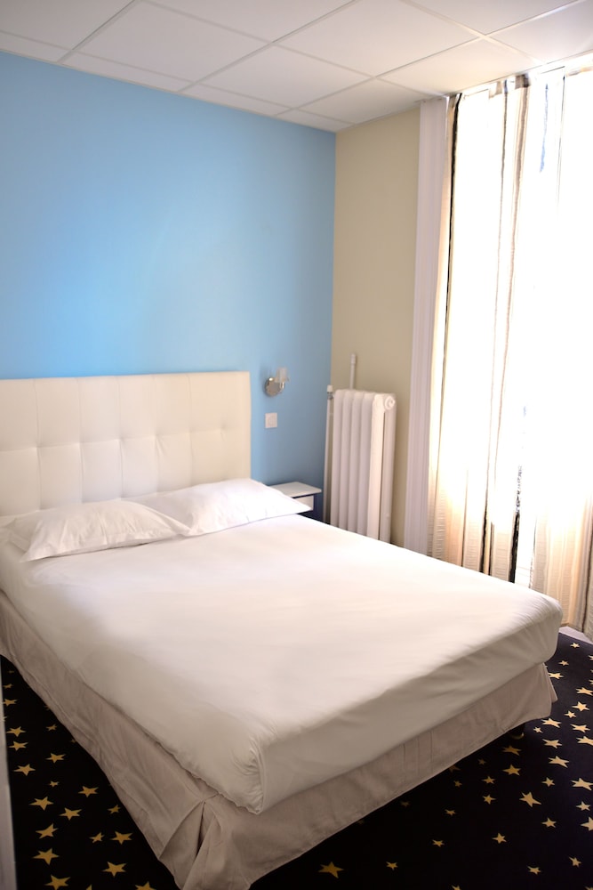 THE HOTEL COMTY 4/16