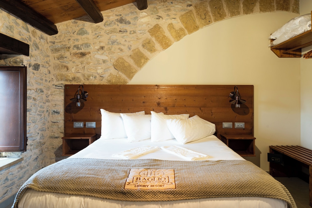 Luxury, Suite, 1 Queen and 1 Single Bed, Garden View