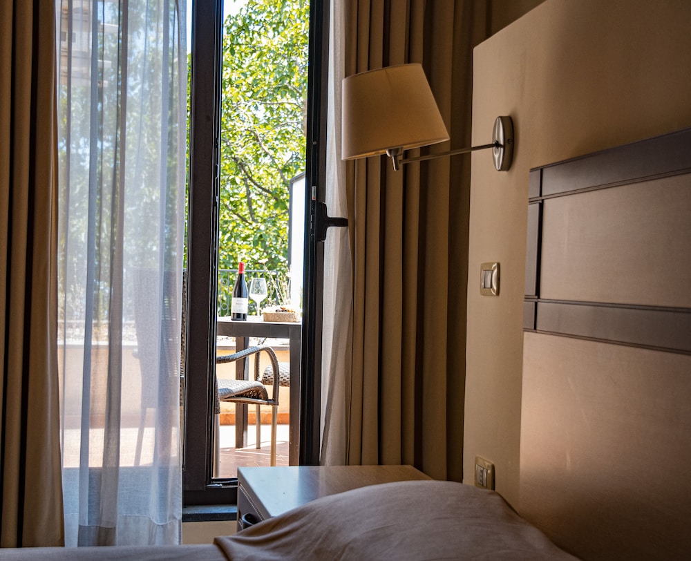 HOTEL MILOMAX 4/68