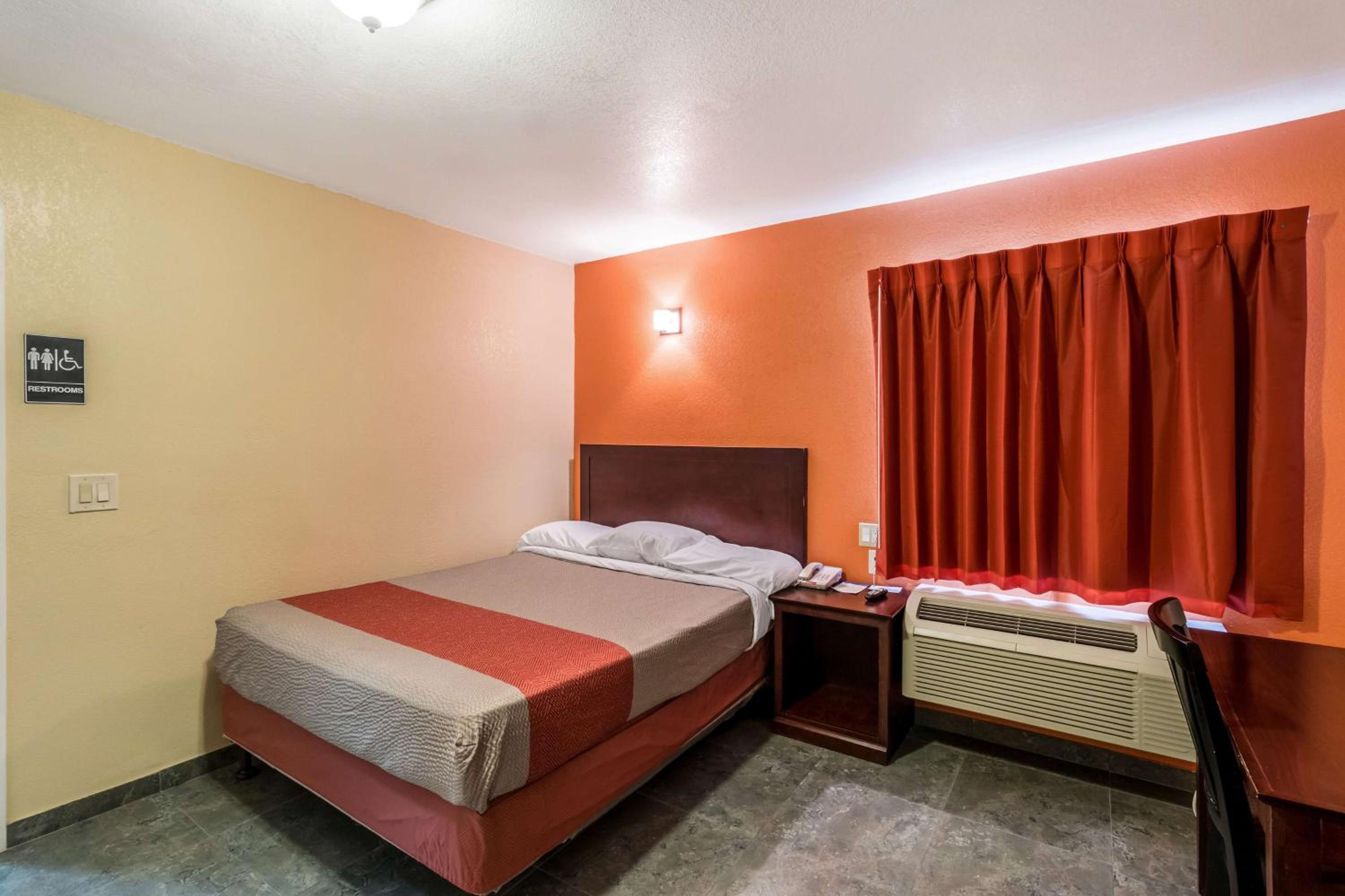 1 Full Bed - Mob Acc RI Shwr Nsmk Micfridge