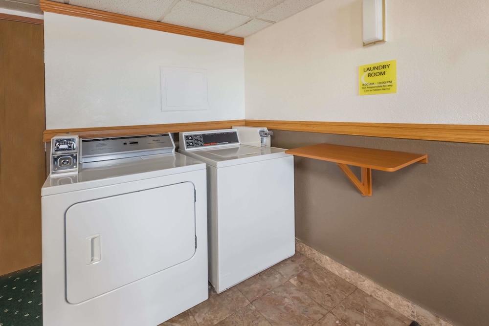 Super 8 by Wyndham Ionia MI 16/30