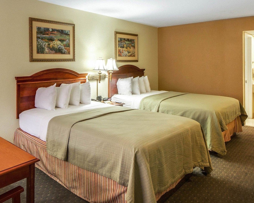 Econo Lodge Inn and Suites Eagle Pass, TX 16/37