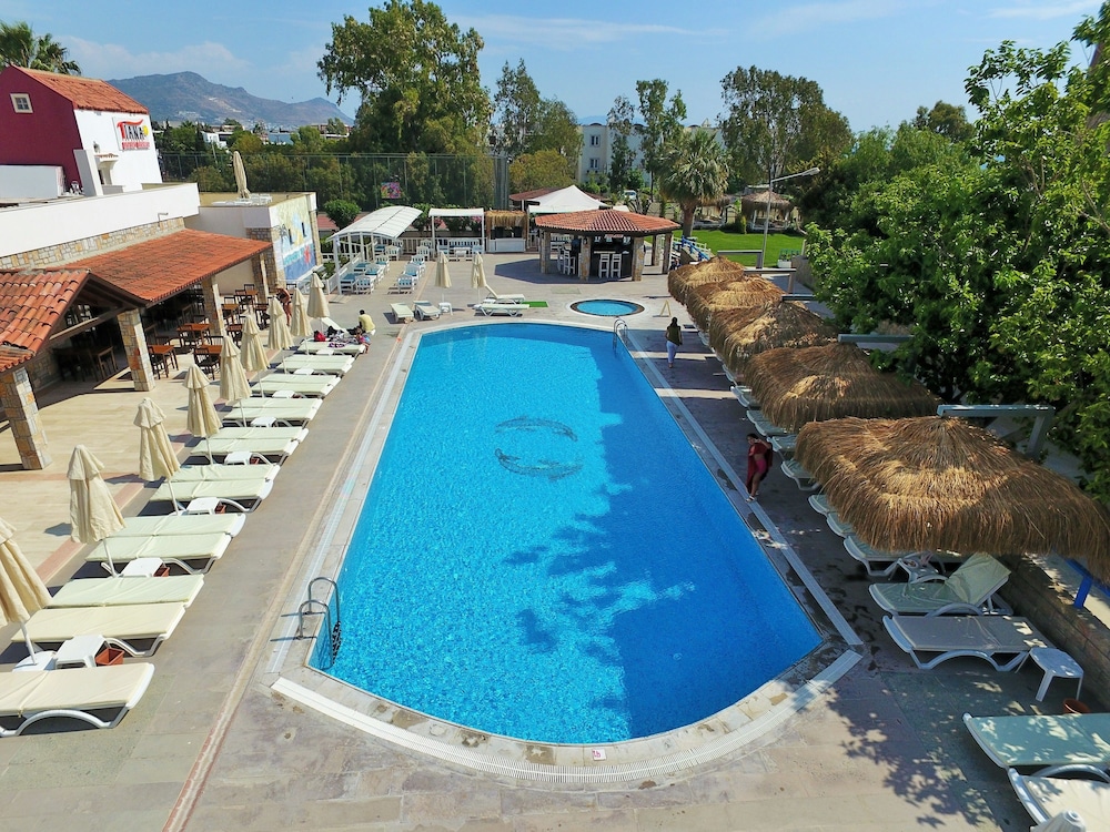 Tiana Beach Resort 86/94
