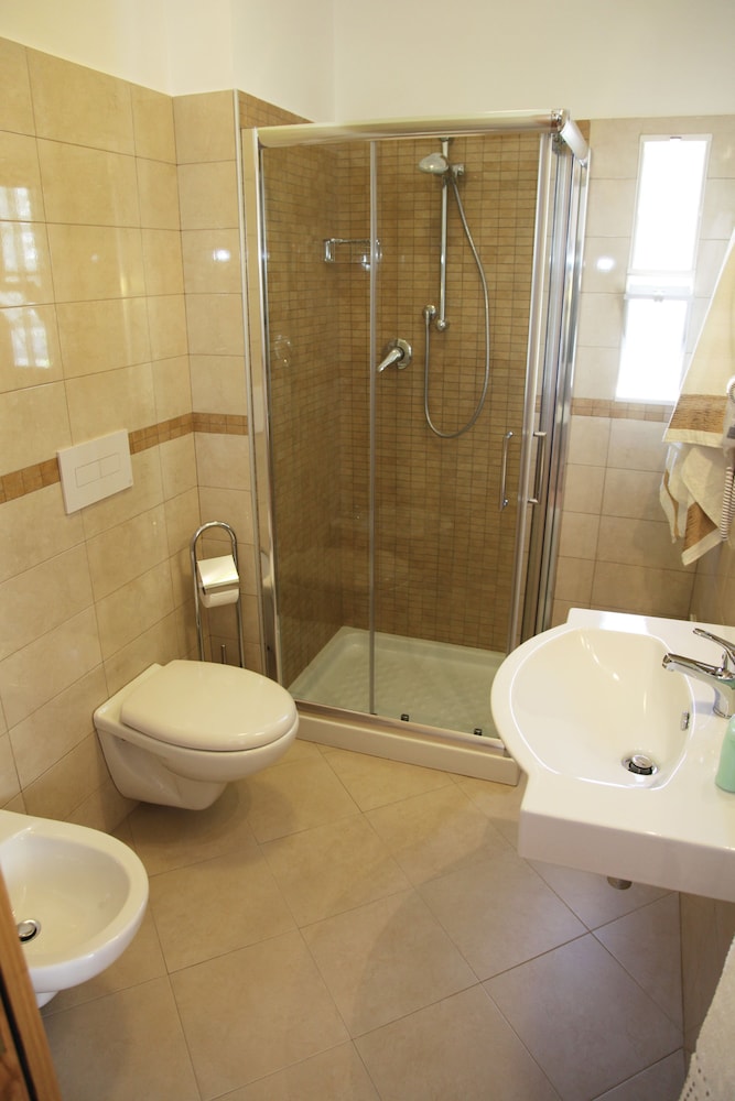 غرفة عائلية رباعية بسرير كوين، B&B Il Quadrifoglio Di Tropea 2/2