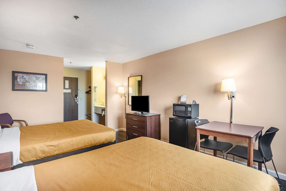 Econo Lodge Princeton 23/43