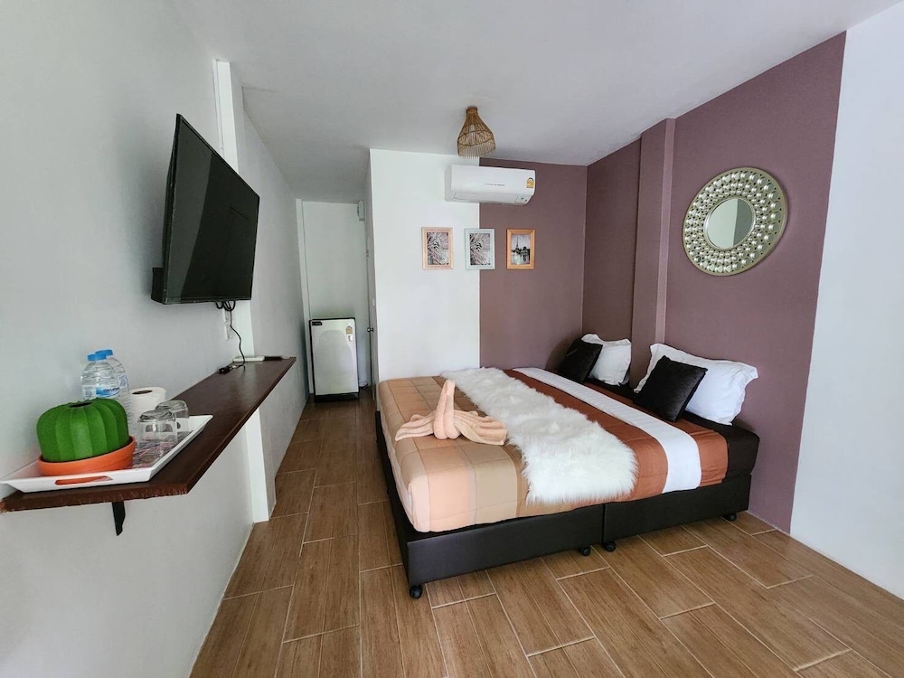 SUPERIOR, KING BED, GARDEN VIEW, NO WINDOW