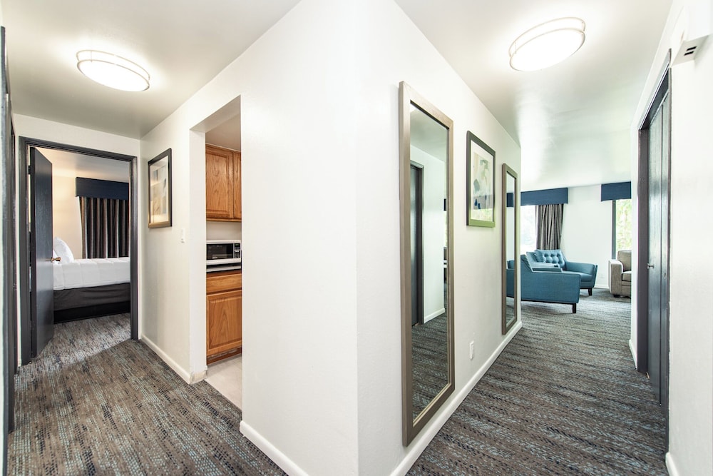 Oyster Bay Inn & Suites 4/70