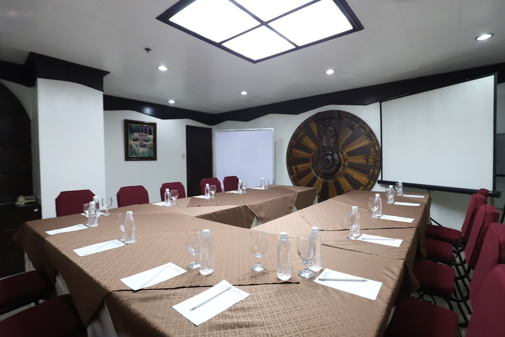 Camelot Hotel Quezon City powered by Cocotel 67/75