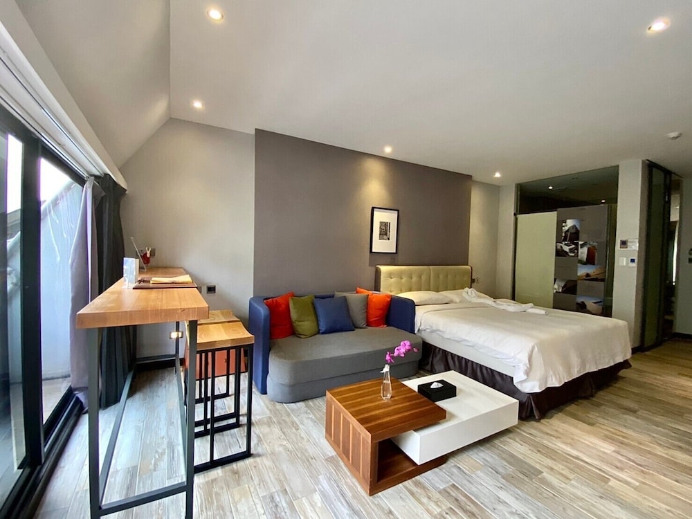 3 Door Hotel 23/76