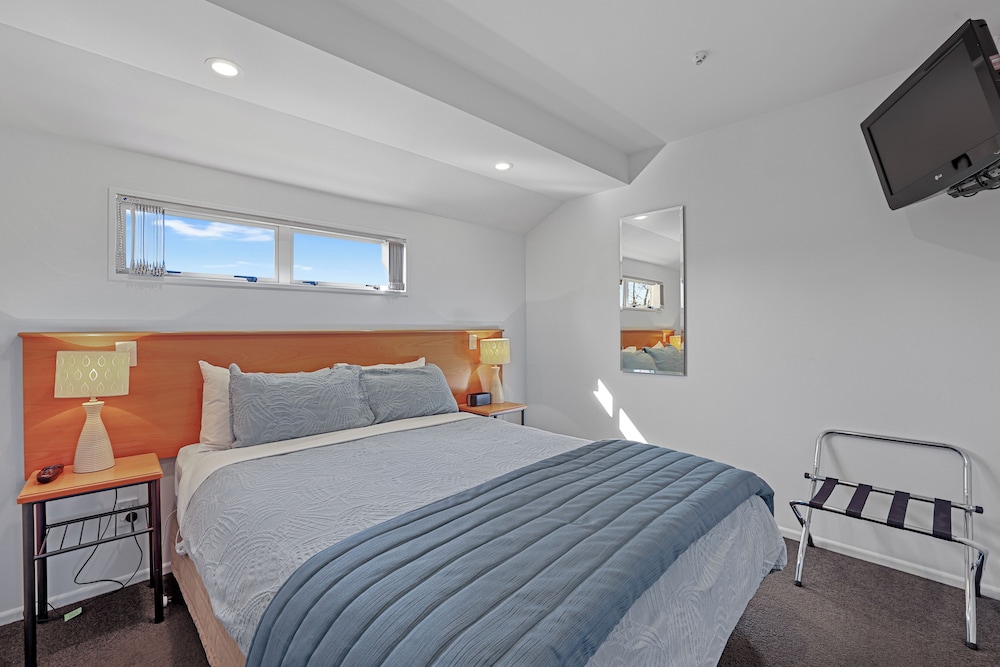1 BEDROOM, SUITE, JETTED TUB