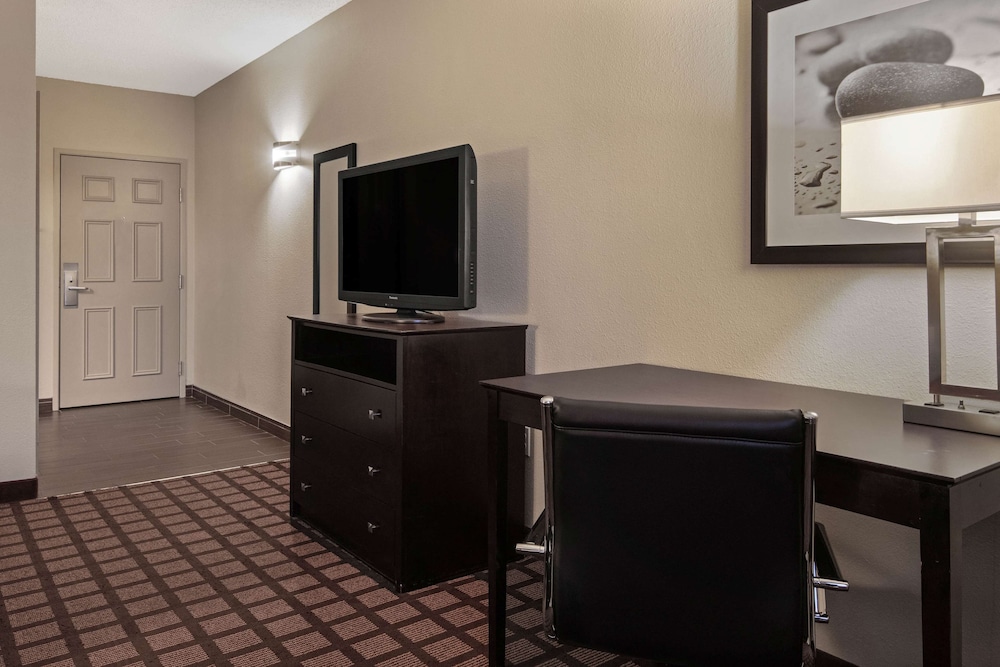 La Quinta Inn & Suites by Wyndham Bonita Springs Naples N. 30/47