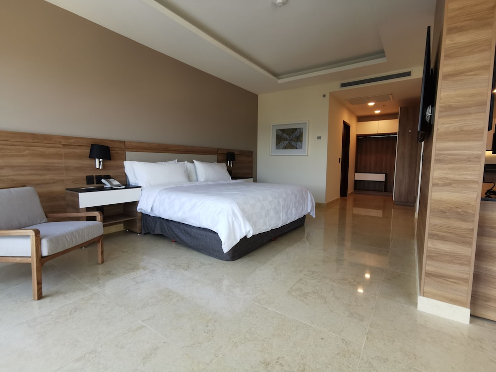 Holiday Inn and Suites Puerto Vallarta Marina and Golf 25/78