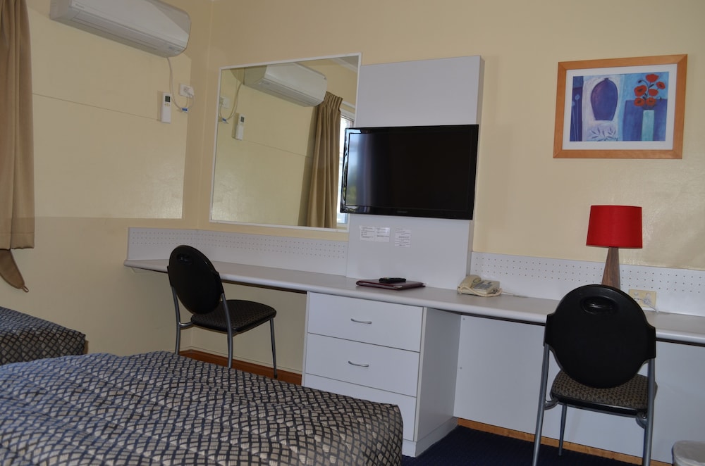AIRPORT MOTEL 53/63