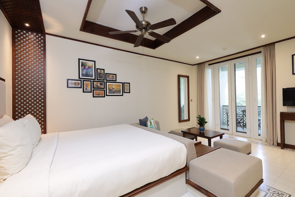 Deluxe, Town, Queen Bed