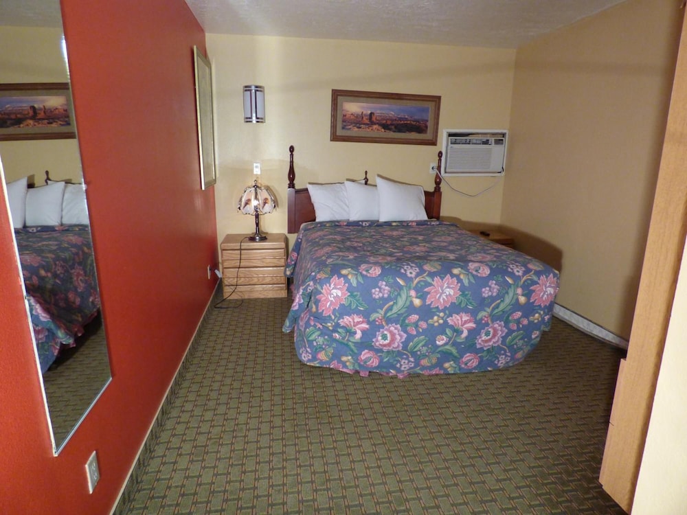 Coronada Inn and Suites 13/47