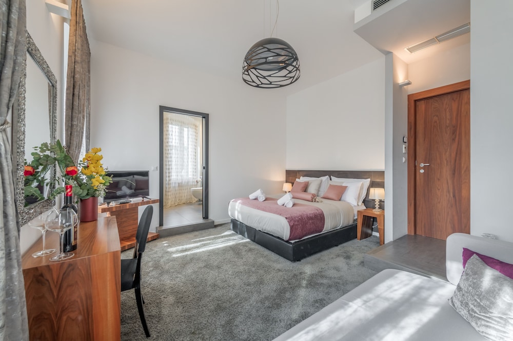 Starlight Luxury Suites 20/40