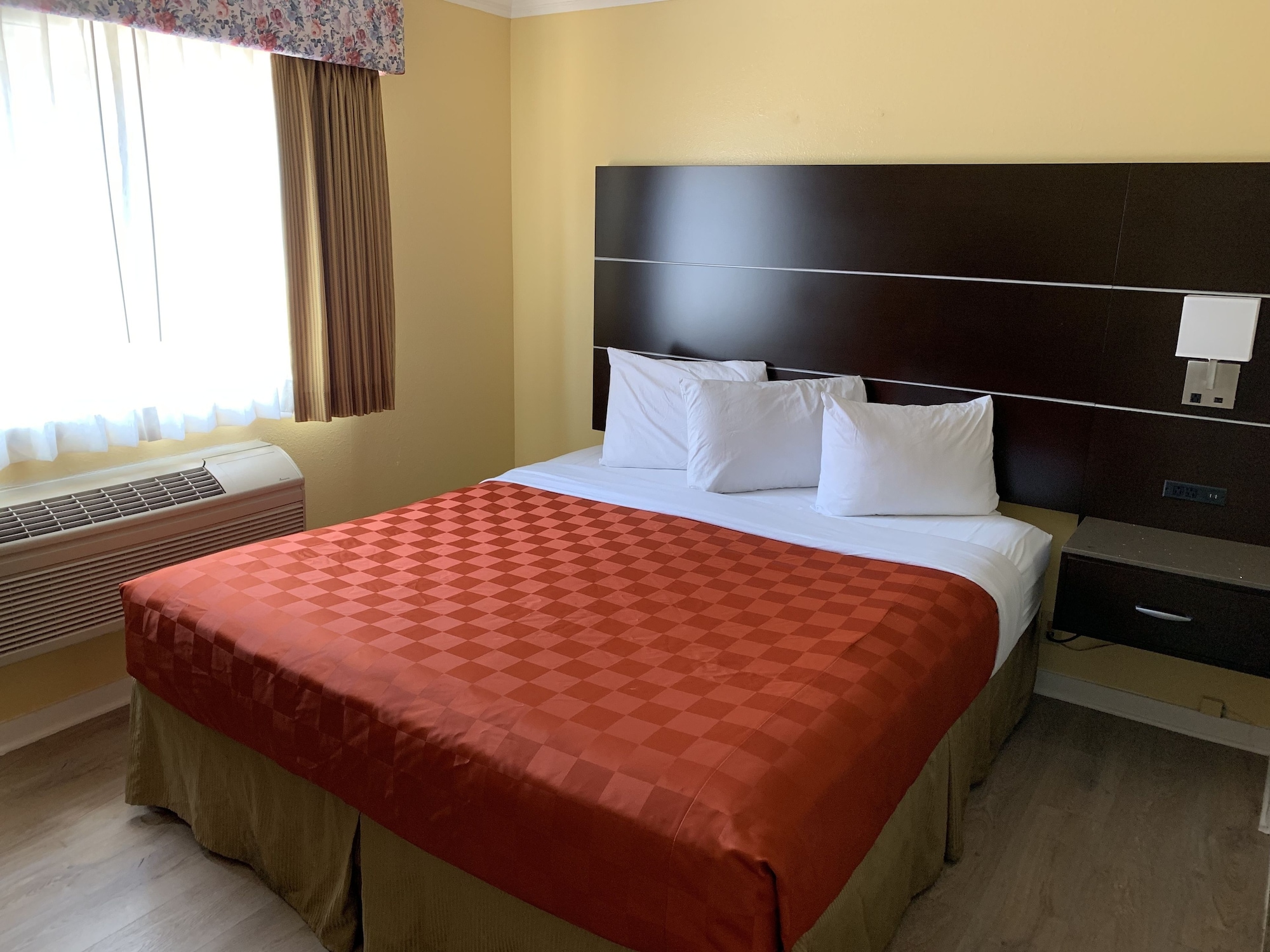 3 BEDROOMS, TRADITIONAL, SUITE