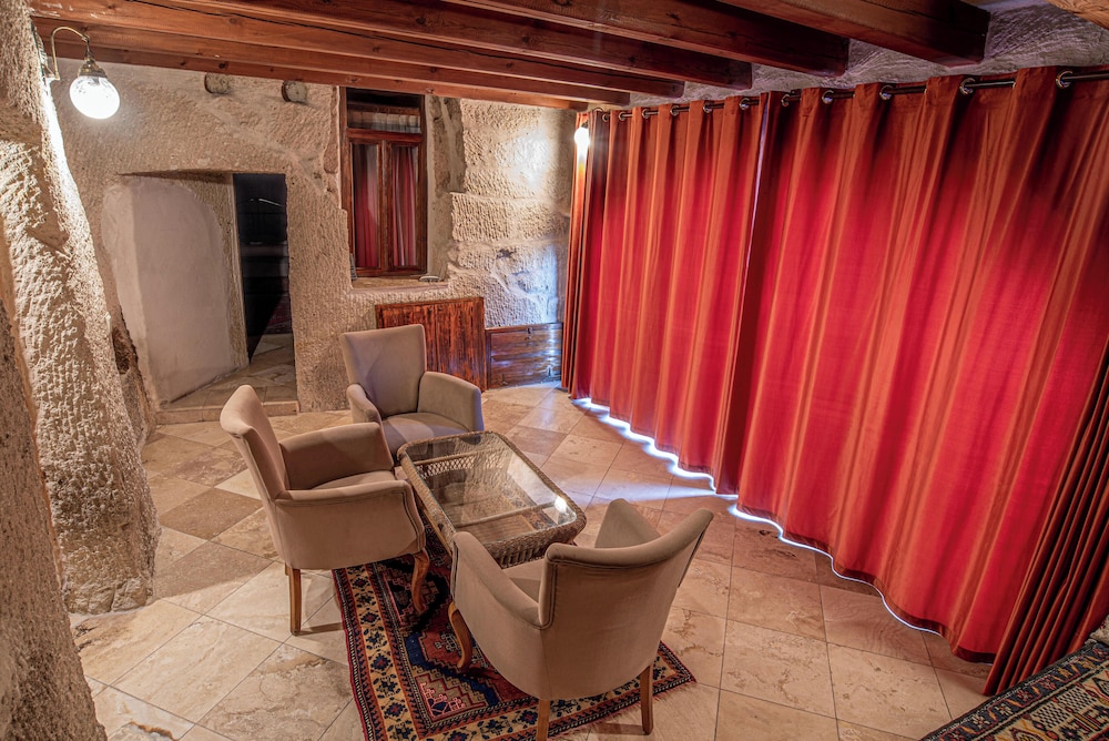 Elegance Cave Suites 38/47
