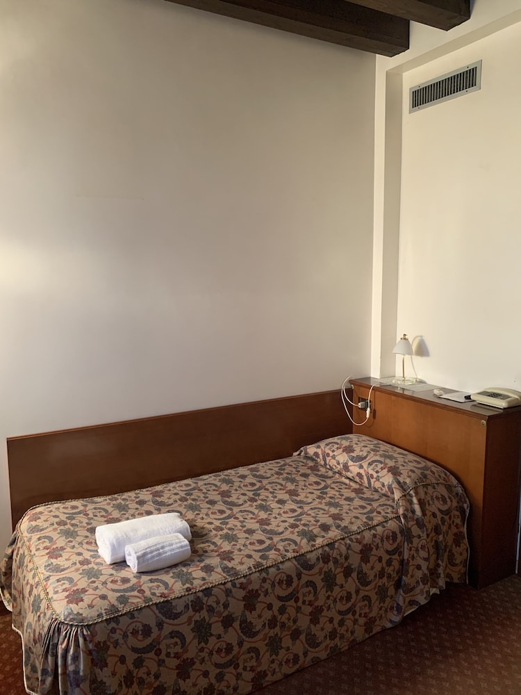 Hotel Villa Sara 34/60