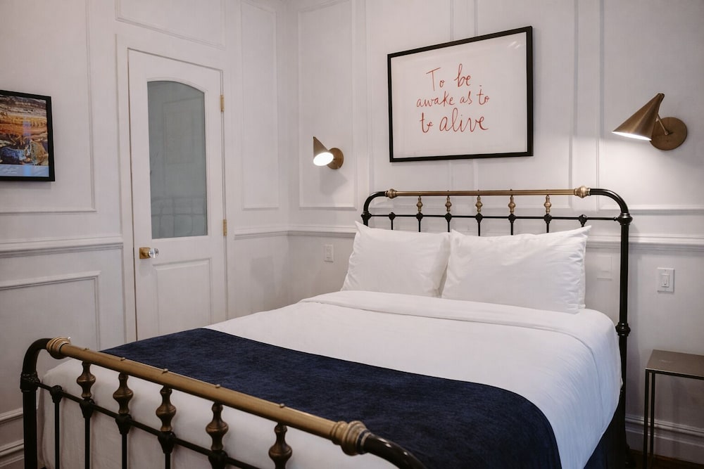 COZY, QUEEN BED