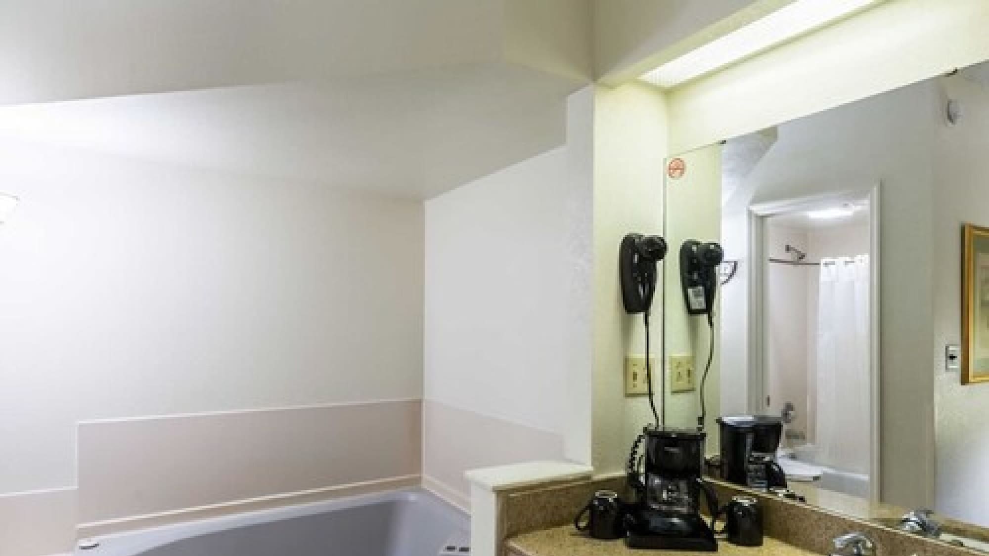 غرفة قياسية بسريرين مزدوجين، Suburban Studios Florence I-95 6/6