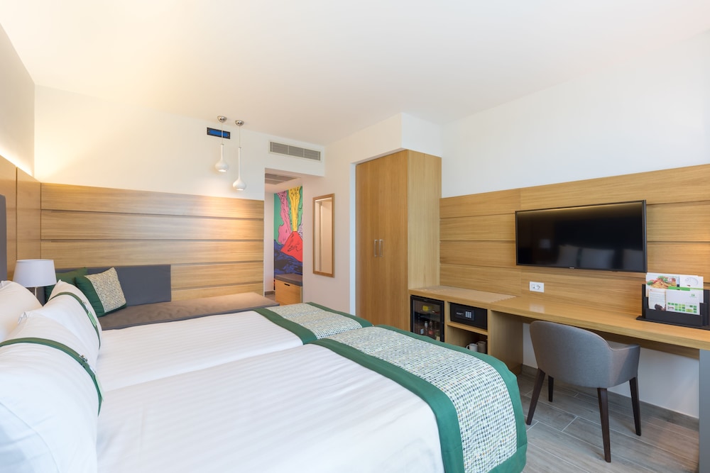 HOLIDAY INN NAPLES 33/78