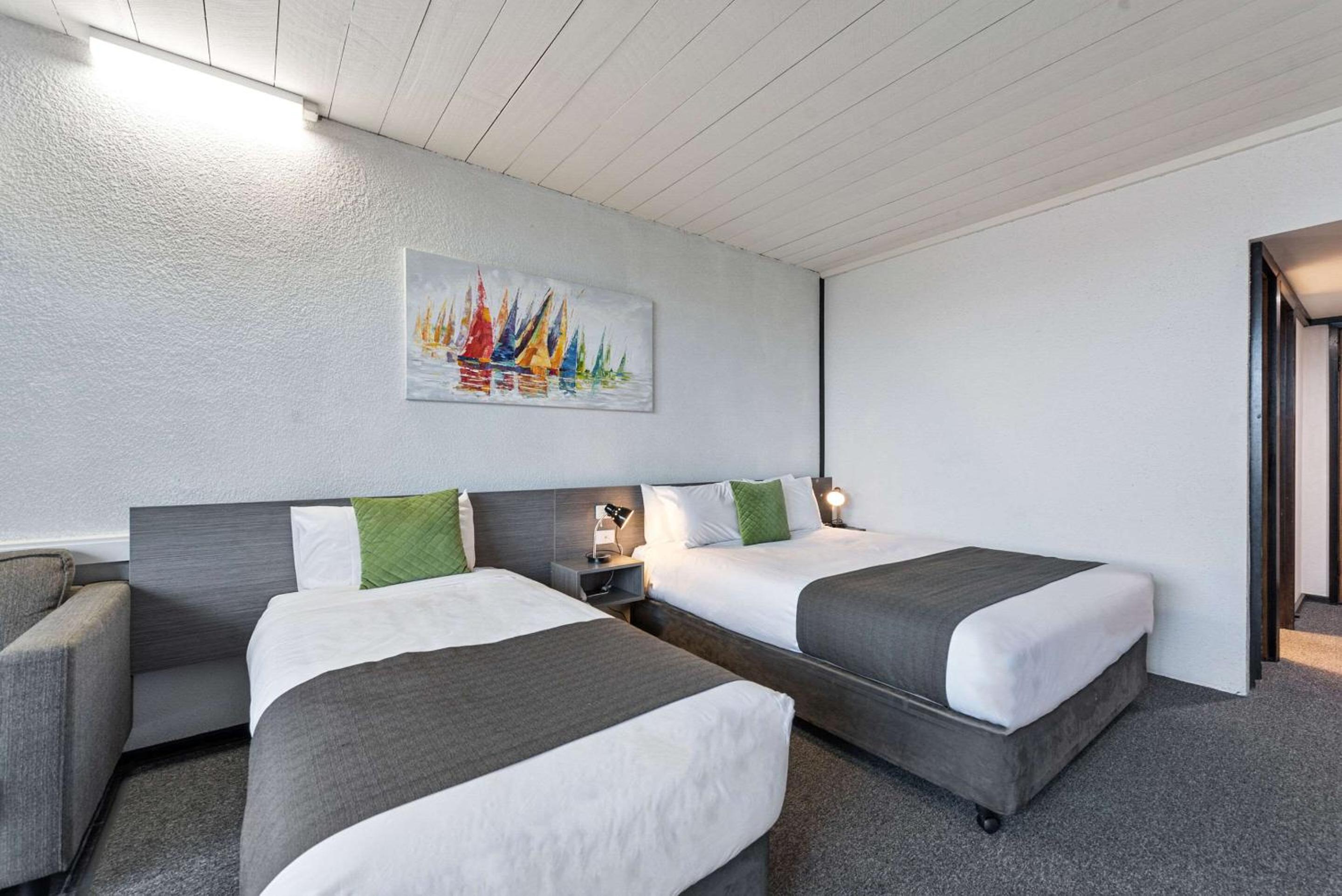 Superior, Queen Bed, Town View