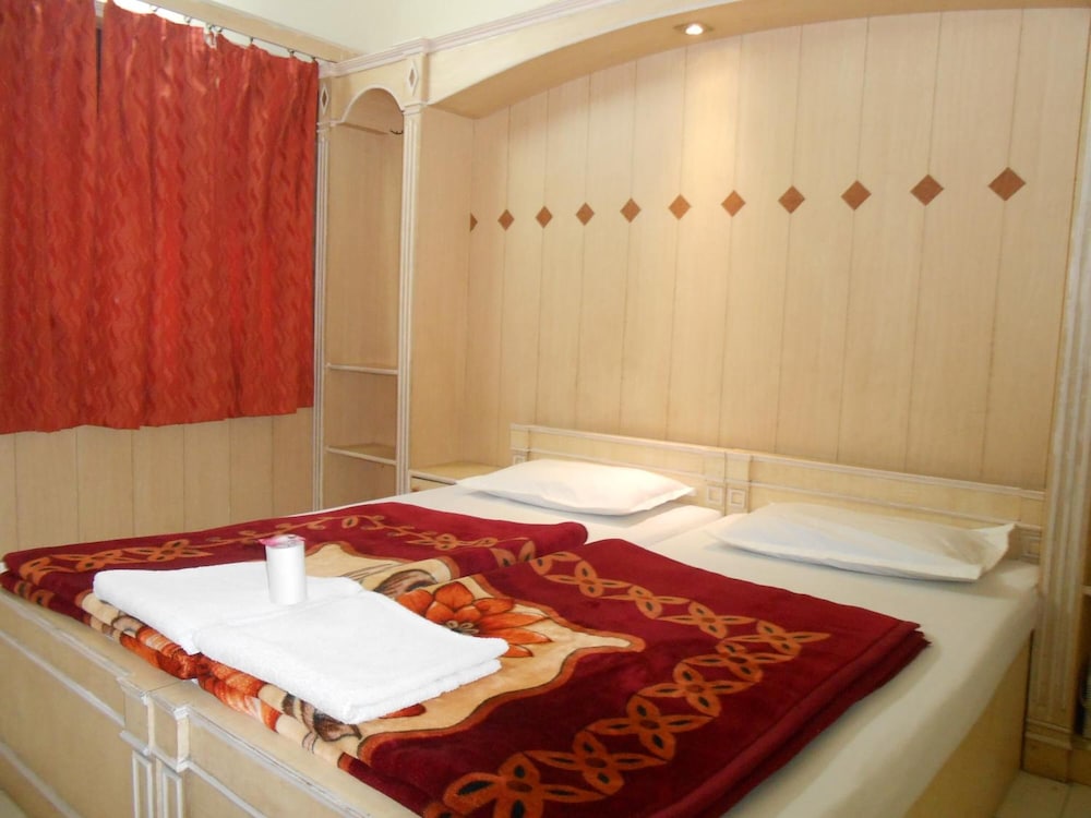 Hotel Sheela 32/53