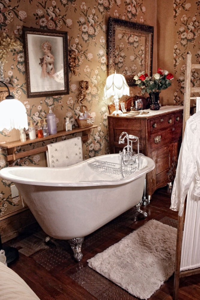 The Queen, A Victorian Bed and Breakfast 62/74