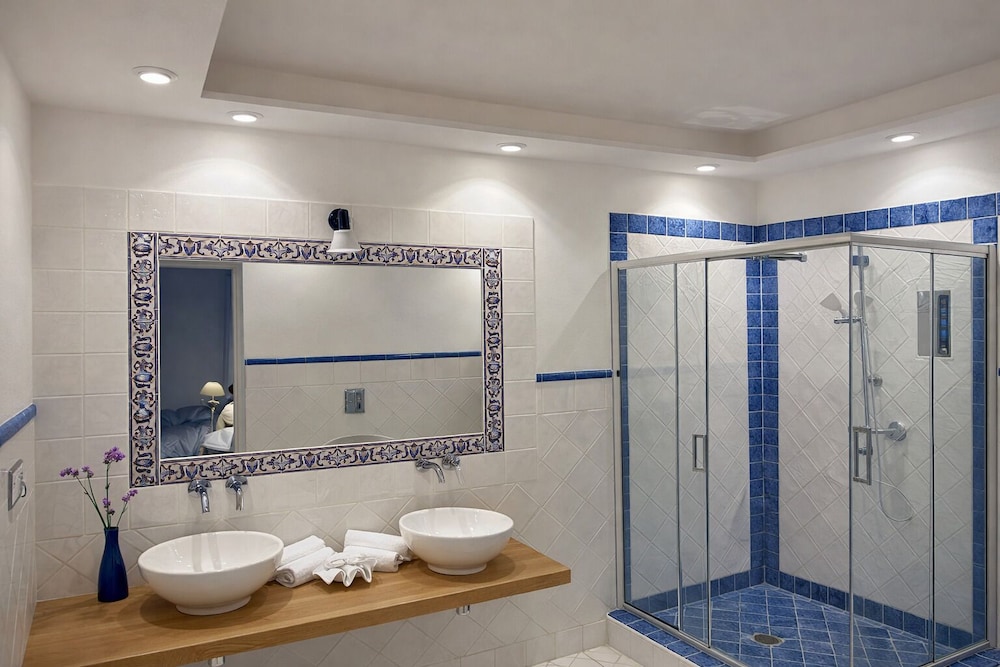Suite, 1 Double and 3 Single Beds, Sea View, Patio، Villa Neptunus Ischia(Formerly Villa Pitti) 4/5