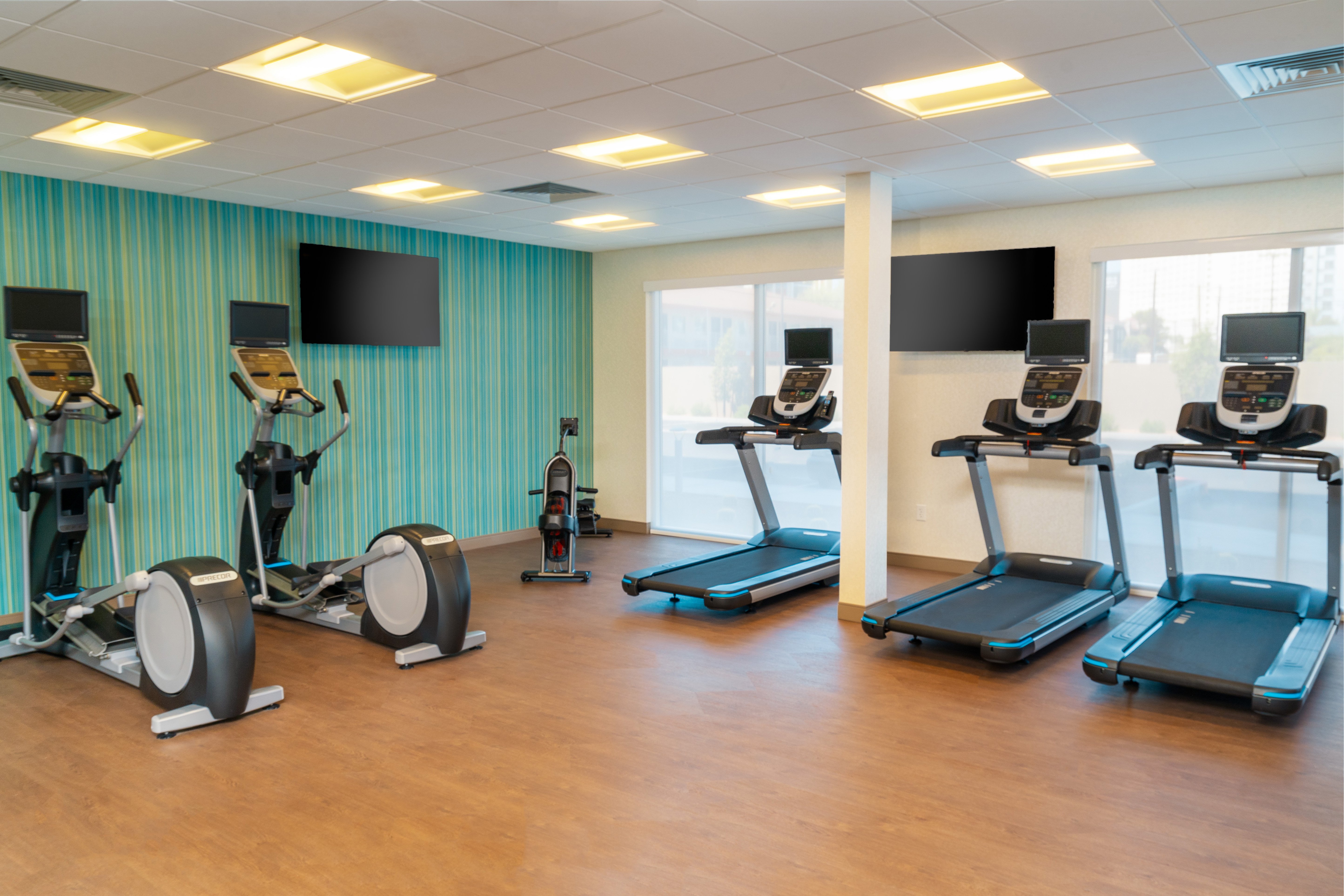 Holiday Inn Express And Suites Las Vegas E Tropicana 34/52