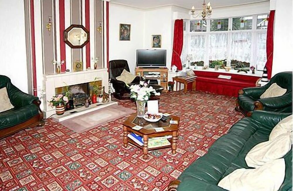 Lyndsay Guest House 35/50