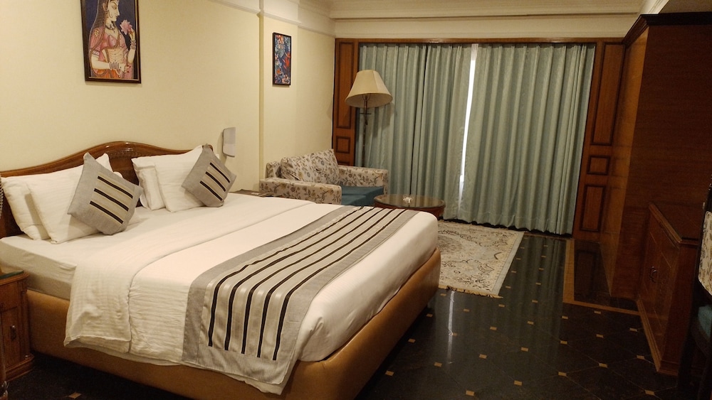 EMPIRES HOTEL 24/68