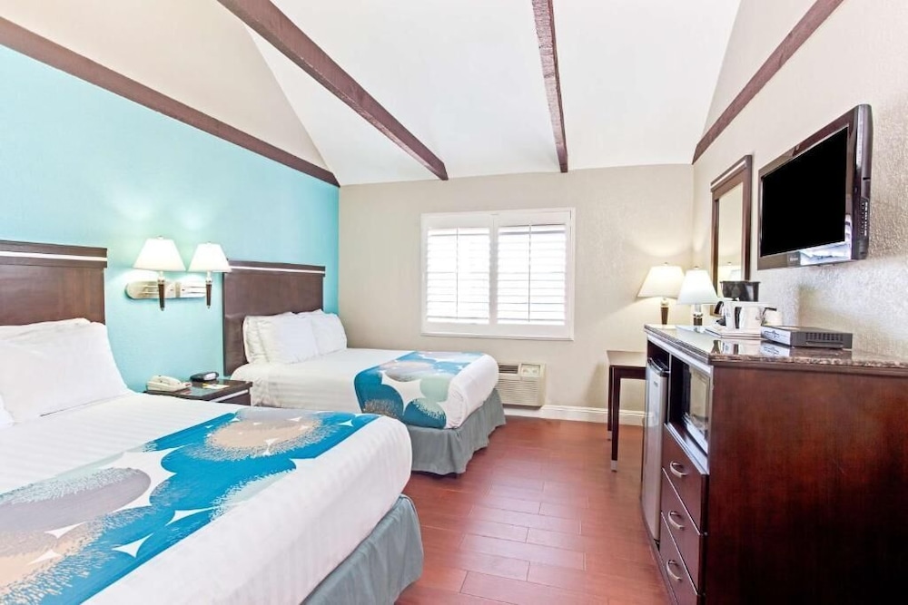 DELUXE, DOUBLE OR TWIN BED