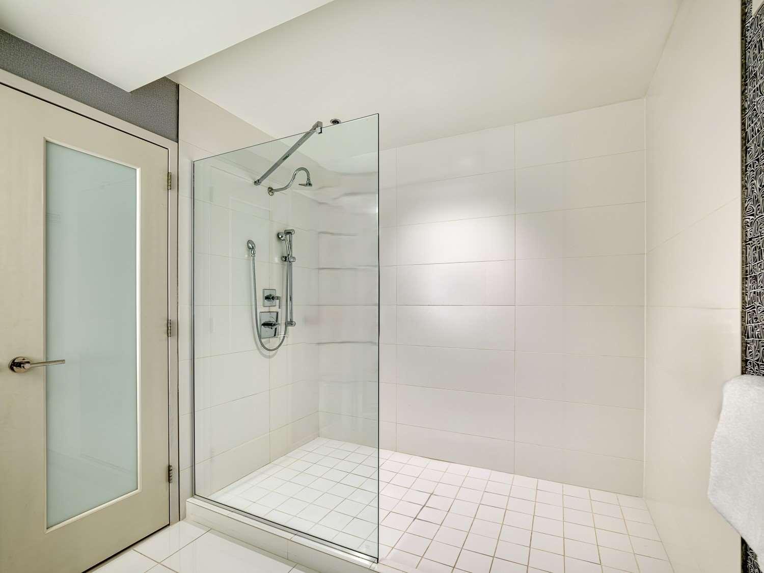 غرفة بزنس بسرير كينج بإطلالة على المدينة